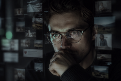 Technický analytik pred digitálnymi obrazovkami pre článok o zrýchlení kybernetických rizík pomocou AI